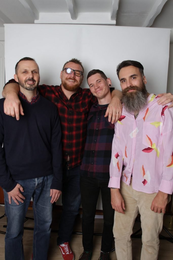 Le Tunnel de l’Enfer is a fast punk band formed in Lille (France), featuring members from Stupid Karate, Gummo and Supermodel Stitches.