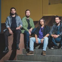 A banda Tarmat, nova expoente do hard/AOR brasileiro no exterior, lançou o aguardado álbum de estreia “Out of the Blue”, pela gravadora internacional Frontiers Music.
