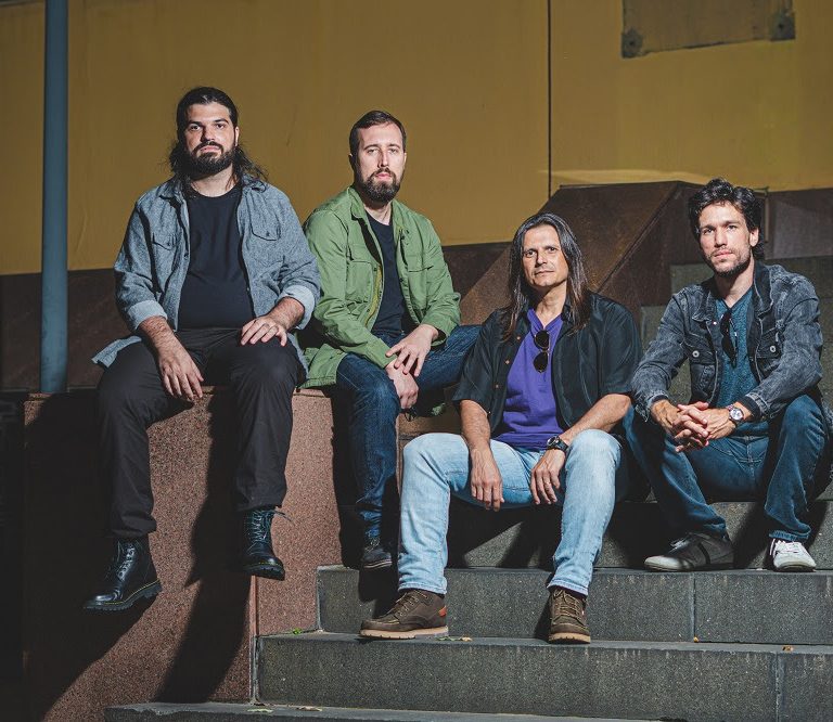 A banda Tarmat, nova expoente do hard/AOR brasileiro no exterior, lançou o aguardado álbum de estreia “Out of the Blue”, pela gravadora internacional Frontiers Music.