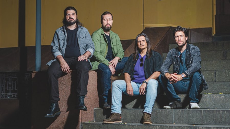 A banda Tarmat, nova expoente do hard/AOR brasileiro no exterior, lançou o aguardado álbum de estreia “Out of the Blue”, pela gravadora internacional Frontiers Music.